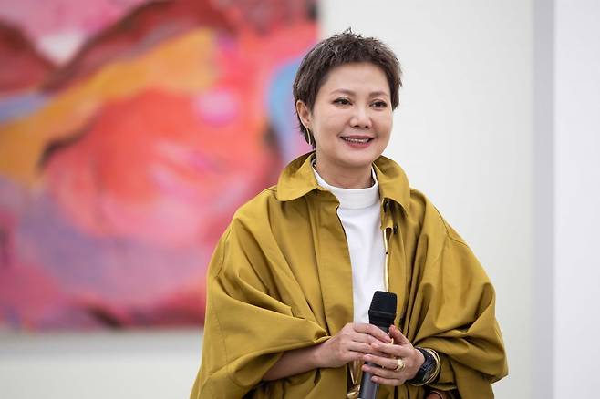 화이트 큐브 서울 간담회 중인 아티스트 저우 리(Zhou Li).