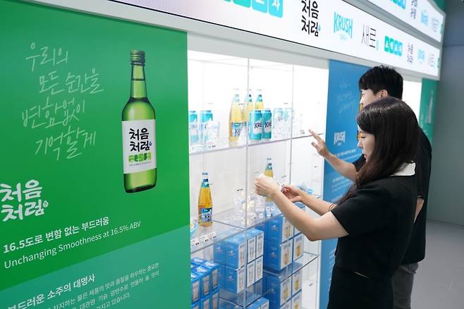 롯데칠성음료의 대표 제품인 '처음처럼'과 '크러시'. (사진=롯데칠성음료)