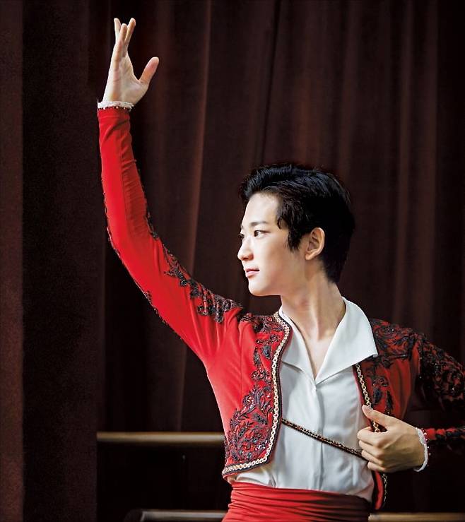 올해 프리 드 로잔 콩쿠르 우승자인 박윤재가 오는 26~27일 열리는 ‘성남 발레스타즈 2025’에서 돈키호테 주인공 ‘바질’을 연기한다.   /문덕관 사진작가