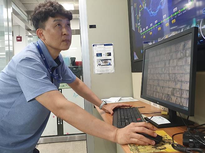 2호선 영등포구청역에 일하는 박철희 부역장이 폐쇄회로TV(CCTV)와 단속 시스템을 살펴보며 부정승차 의심행위를 점검하고 있다. 경향신문.