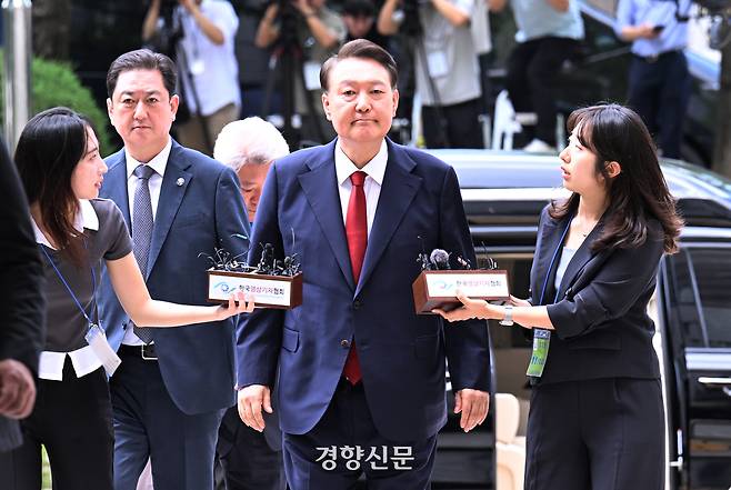 윤석열 전 대통령이 9일 오후 서울 서초구 서울중앙지방법원에서 열린 구속 전 피의자 심문(영장실질심사)에 출석하고 있다. 문재원 기자