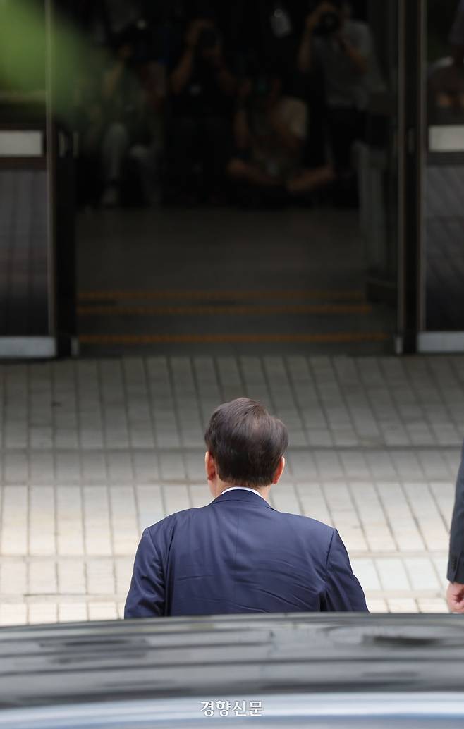 12·3 비상계엄과 관련해 특검의 수사를 받는 윤석열 전 대통령이 두 번째 영장실질심사를 받기 위해 9일 오후 서울 서초구 중앙지법으로 출석하고 있다. 문재원 기자