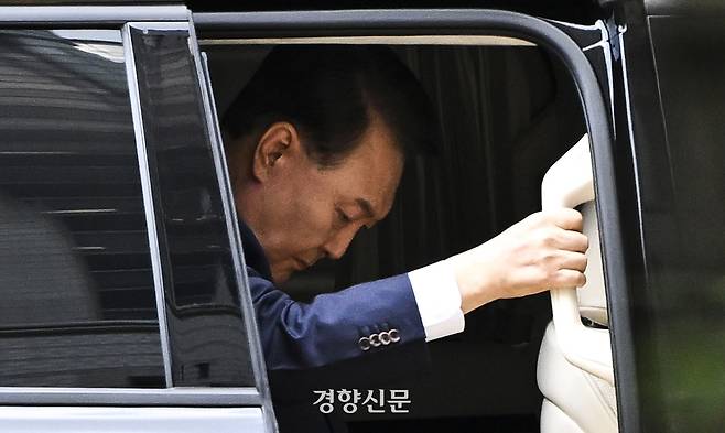 윤석열 전 대통령이 9일 서울 서초구 서울중앙지방법원에서 구속 전 피의자심문(영장실질심사)을 받기 위해 차에서 내리고 있다. 문재원 기자