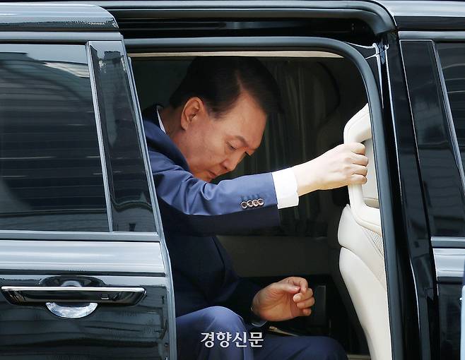 윤석열 전 대통령이 9일 오후 구속 전 피의자 심문(영장실질심사)을 받기 위해 차에서 내려 서울 서초구 서울중앙지방법원으로 들어가려 하고 있다. 이날 영장실질심사는 남세진(사법연수원 33기) 영장전담 부장판사 심리로 열린다. 2025.07.09 문재원 기자