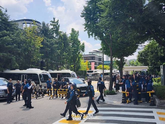 경찰이 윤석열 전 대통령의 구속 전 피의자심문(영장실질심사)가 진행된 9일 서울중앙지법 서문의 출입을 통제하고 있다. 김태욱 기자