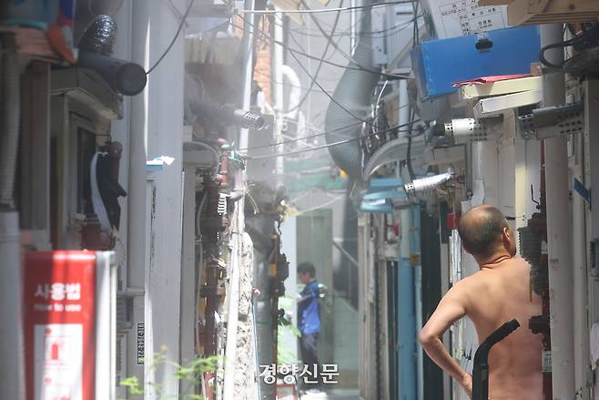 기록적인 폭염이 계속되고 있는 9일 서울 종로구 쪽방촌에 쿨링포그가 가동되고 있다.  2025.07.09 한수빈 기자