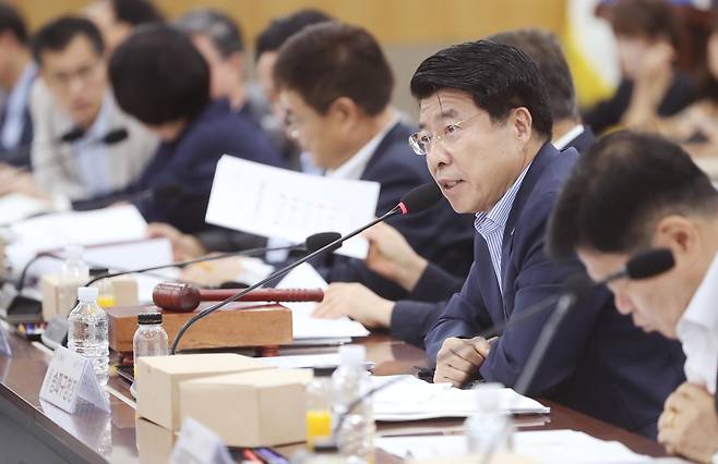 서강석 서울특별시구청장협의회 회장(송파구청장)이 9일 서울시청에서 열린 제198차 서울시특별시구청장협의회 정기 회의에서 회의를 주재하고 있다. 협의회 제공.