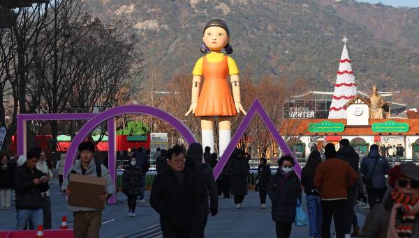 자료사진. 서울 광화문광장에 설치된 오징어게임 캐릭터 영희 조형물. 국제신문DB