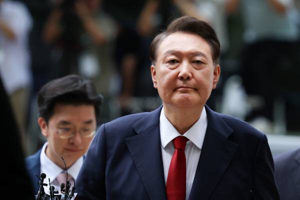 12·3 비상계엄과 관련해 특검의 수사를 받는 윤석열 전 대통령이 9일 서울 서초구 서울중앙지법에서 열린 영장실질심사에 취재진의 질문을 받으며 출석하고 있다. 공동취재단