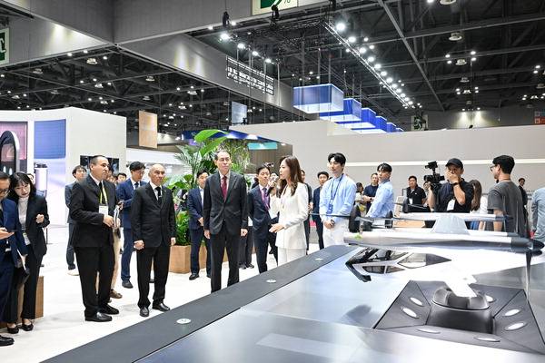 지난해 9월 경기도 고양 킨텍스에서 열린 2024 월드 스마트시티 엑스포에서 관람객들이 드론과 로봇을 살펴보고 있다.  부산시 제공