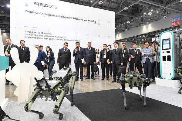 지난해 9월 경기도 고양 킨텍스에서 열린 2024 월드 스마트시티 엑스포에서 관람객들이 드론과 로봇을 살펴보고 있다.  부산시 제공