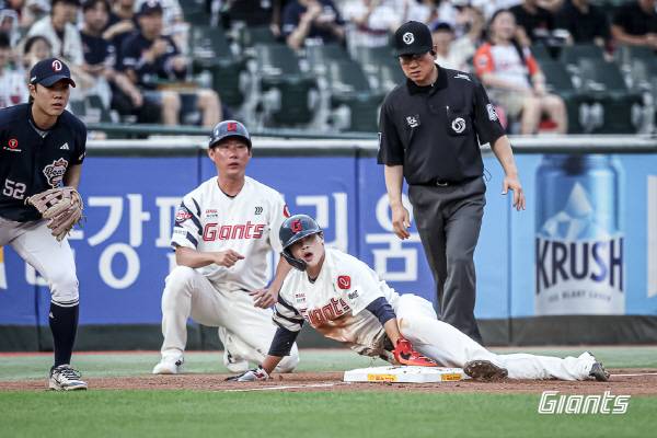 9일 부산 사직구장에서 열린 두산과 3연전 두 번째 경기에서 롯데 박찬형이 3루에 뛰어들고 있다. 롯데 자이언츠 제공