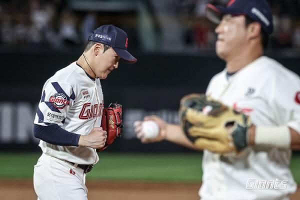 9일 부산 사직구장에서 열린 두산과 3연전 두 번째 경기에서 8회 마운드에 올라온 롯데 투수 최준용이 위기를 넘긴 뒤 주먹을 불끈 쥐고 있다. 롯데 자이언츠 제공