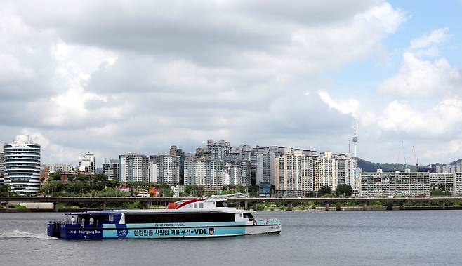 Hangang Bus departs for Ttukseom in eastern Seoul during its inaugural public ferry ride on July 1. [JOINT PRESS CORPS]