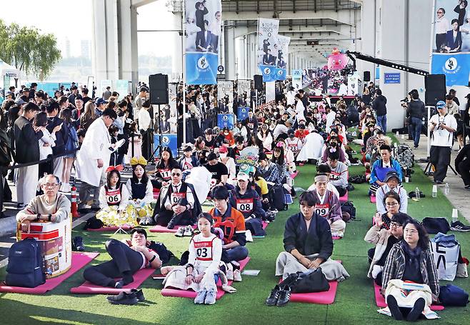 People space out during the Hangang Space-out Competition at Jamsu Bridge in Seocho District, southern Seoul, on May 11. [PARK SANG-MOON]