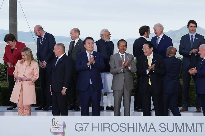 Former President Yoon Suk Yeol, third from left in the front row, claps after posing for a commemorative photo at the G7 summit in Hiroshima, Japan, on May 20, 2023. [PRESIDENTIAL OFFICE]