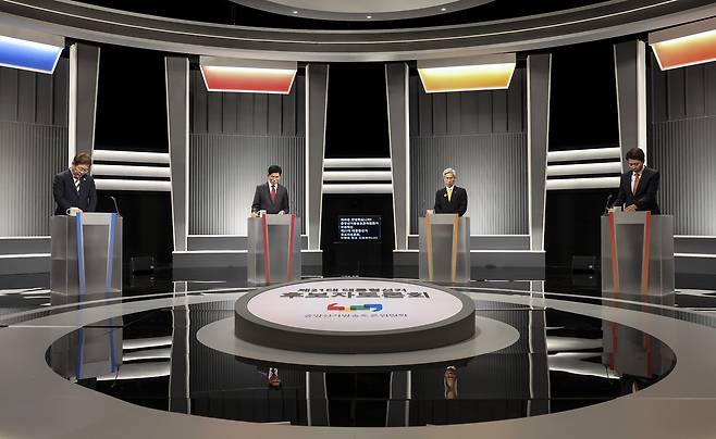 From left: Lee Jae-myung of the Democratic Party, Kim Moon-soo of the People Power Party, Kwon Young-gook of the Democratic Labor Party and Lee Jun-seok of the Reform Party stand at the podium for their second televised debate on May 23 at the KBS studio in Yeongdeungpo District, western Seoul. [NEWS1]