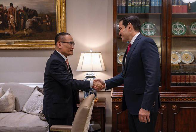 South Korean National Security Adviser Wi Sung-lac, left, shakes hands with U.S. Secretary of State and National Security Adviser Marco Rubio in Washington on July 7. [PRESIDENTIAL OFFICE]