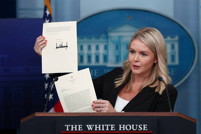 White House Press Secretary Karoline Leavitt shows a signed letter on tariffs from U.S. President Donald Trump to South Korean President Lee Jae Myung during a press briefing at the White House in Washington on July 7. [REUTERS/YONHAP]