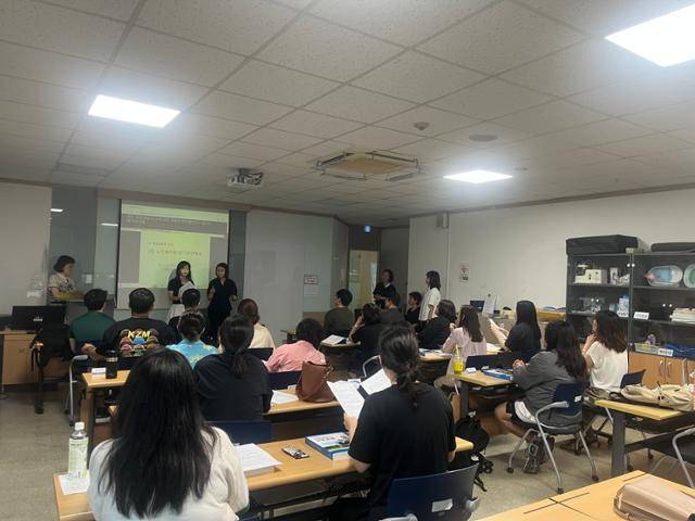 서울시 청각장애인 대상 요양보호사 양성 과정 참여자들이 교육을 듣고 있다. 서울시 제공