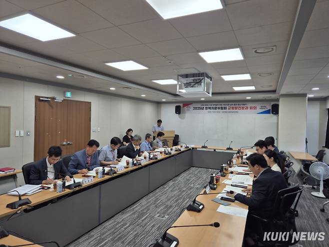 충남도는 9일 도청 소회의실에서 ‘제8기 정책자문위원회 균형발전분과’ 첫 회의를 개최했다.