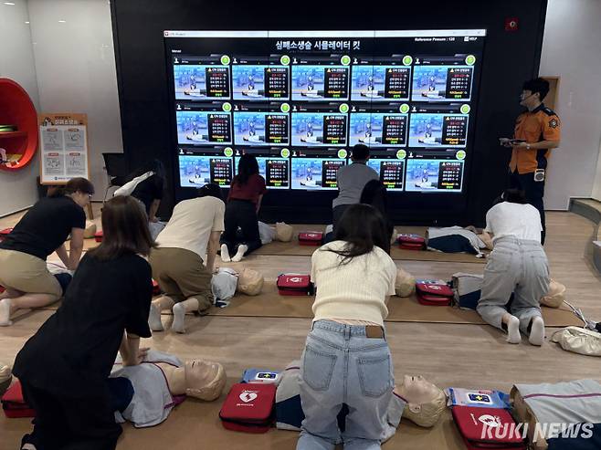 충남안전체험관은 2∼9일 5일간 천안시청 소속 전 직원 2400여 명을 대상으로 1차 소방 안전 체험 교육을 진행했다.&nbsp;