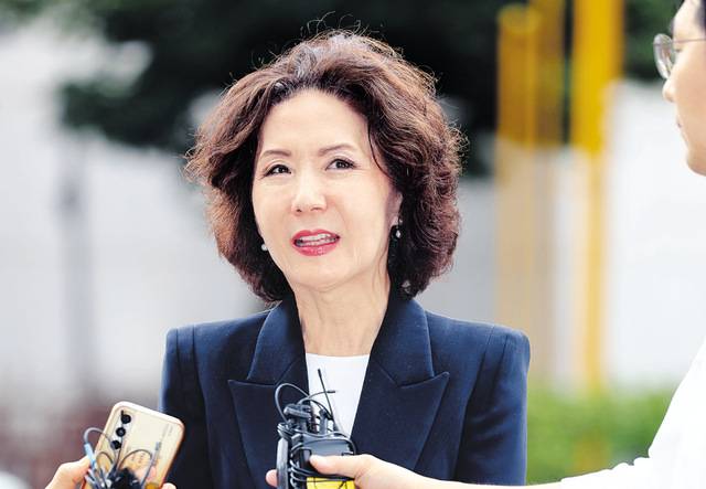 이진숙 교육부 장관 후보자가 지난달 30일 서울 영등포구 한국교육시설안전원에 마련된 인사청문회 준비 사무실로 출근하며 취재진의 질문에 답하고 있다. 이 후보자는 논문 중복 게재 등 여러 의혹에 대해 오는 16일 열리는 인사청문회에서 설명하겠다는 입장이다. 연합뉴스