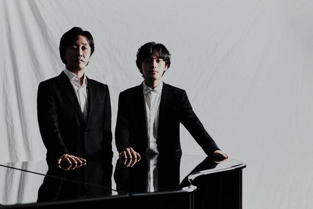 사제지간 피아니스트 손민수(왼쪽)와 임윤찬이 국내에서 처음으로 동료 연주자로 한 무대에 오른다. 두 사람은 ‘두 대의 피아노를 위한 듀오 리사이틀’에서 두 사람에게 의미가 있고 진심으로 아끼는 곡들을 골라 들려줄 예정이다. 목프로덕션 제공
