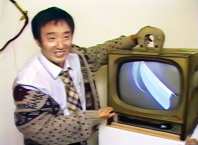 백남준아트센터 ‘전지적 백남준 시점’에 나온 영상 스틸 사진. 백남준이 방송에 출연해 ‘자석TV’를 소개하는 모습이다. 백남준아트센터 제공