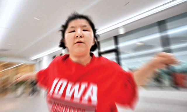 박하진양이 지난 3일 인천시 부평구 챰댄스 아카데미에서 K-POP 댄스 수업을 받고 있다. 다음 달에 열리는 송도 맥주축제의 무대에서 선보일 안무를 집중적으로 연습 중이다.