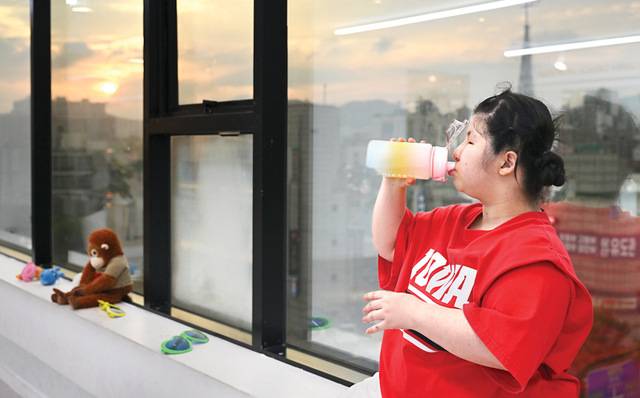 박하진양은 해 질 무렵까지 연습실을 떠나지 않는다. 지난 3일 인천시 부평구 챰댄스 아카데미에서 K-POP 댄스 수업을 마치고 창가에 앉아 물을 마시며 숨을 돌리고 있다.