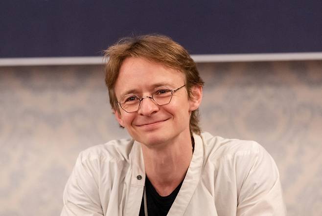 스타 발레리노 다닐 심킨이 8일 서울 유니버설아트센터에서 열린 기자간담회에서 유니버설발레단의 ‘백조의 호수’에 출연하는 소감을 밝히고 있다.      ⓒUniversal Ballet-Lyeowon Kim