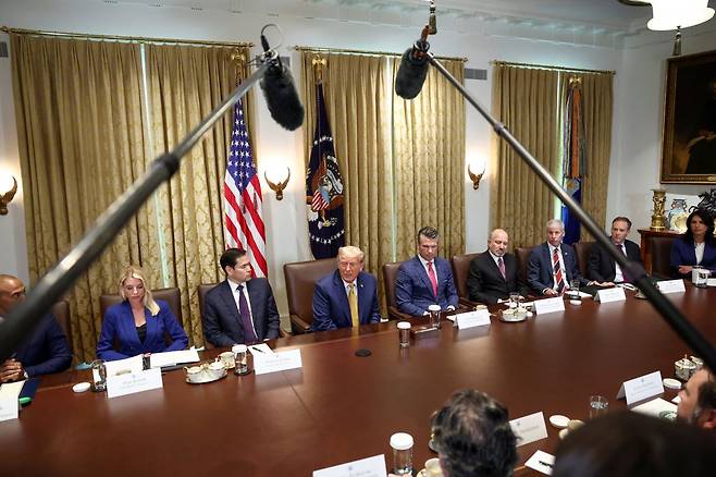 도널드 트럼프 미국 대통령이 8일(현지시간) 백악관에서 각료회의를 주재하고 있다. 연합뉴스