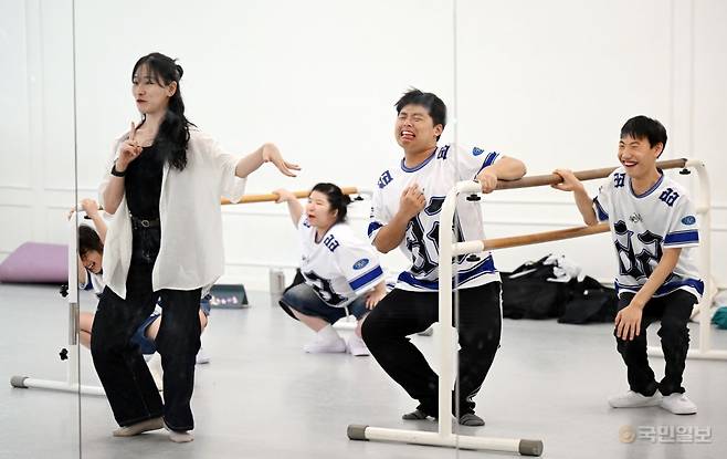 발달장애인 댄스 그룹 ‘에바크루’ 멤버들이 지난달 23일 인천시 부평구 퍼스트 댄스 스튜디오에서 뮤지컬 수업에 참여하고 있다.