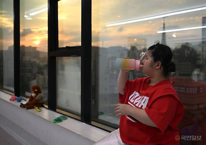 박하진양은 해 질 무렵까지 연습실을 떠나지 않고 다음 달 있을 무대 준비에 여념이 없다. 지난 3일 인천시 부평구 챰댄스 아카데미에서 K-POP 댄스 수업을 마치고 창가에 앉아 물을 마시며 숨을 돌리고 있다.