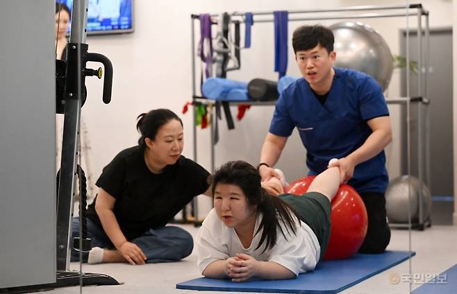 희소질환인 ‘루빈스타인-테이비 증후군’을 앓고 있는 박하진양의 척추는 37도나 휘었다. 지난달 24일 부평그린마취통증의학과의원에서 운동 치료를 받고 있다.