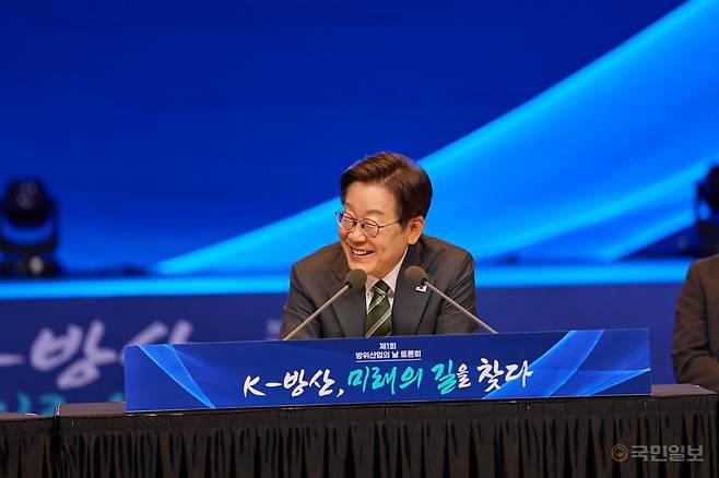 이재명 대통령이 지난 8일 용산구 그랜드 하얏트 서울에서 열린 '제1회 방위산업의 날 토론회'에 참석해 발언하고 있다. 김지훈 기자