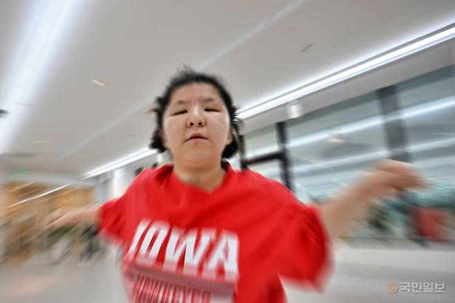 박하진양이 지난 3일 인천시 부평구 챰댄스 아카데미에서 K-POP 댄스 수업을 받고 있다. 다음 달에 열리는 송도 맥주축제의 무대에서 선보일 안무를 집중적으로 연습 중이다.