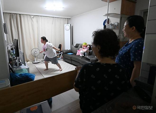 집에 돌아와서도 ‘댄싱 퀸’의 열정은 식을 줄 모른다. 고된 춤 연습을 마치고 집에서 가수 지수의 ‘꽃’ 안무 영상을 보며 동작을 따라 하고 있다.