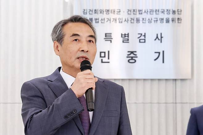 민중기 김건희 특별검사가 지난 2일 서울 종로구 KT광화문빌딩에 마련된 특검 사무실 앞에서 현판 제막을 한 뒤 발언하고 있다. 연합뉴스