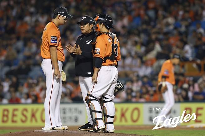 양상문 코치(중간), 최재훈(오른쪽)과 이야기 나누고 있는 김서현. 한화 제공