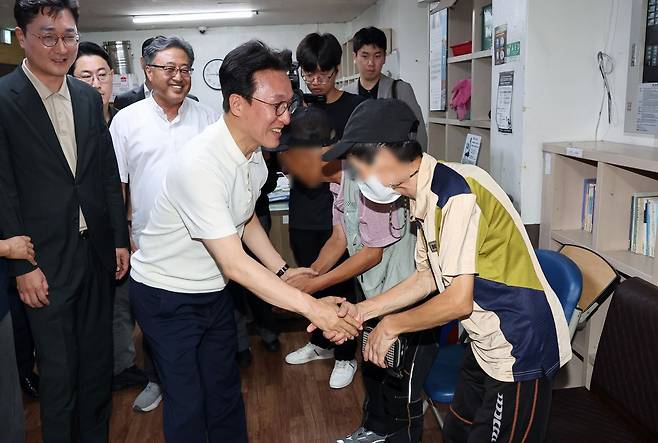 김민석 국무총리가 9일 대전 동구 쪽방 상담소를 방문, 휴게시설을 이용 중인 쪽방촌 사람들을 만나 인사를 나누고 있다. 연합뉴스