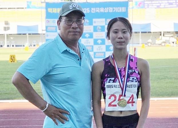 ‘백제왕도 익산 2025 전국육상대회’ 여고부 5천m서 우승한 진민희와 심재령 코치. 경기모바일과학고 제공