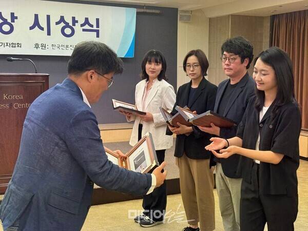 ▲지난 6월25일 열린 한국기자협회 '제417회 이달의 기자상' 취재보도1부문 수상작으로 뉴스타파의'댓글 공작 리박스쿨 잠입'이 선정, 최혜정 기자가 상을 받고 있다. 사진제공=최혜정 기자.