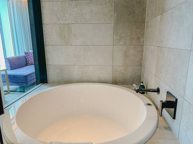 스위트룸 욕실 / 사진=권효정 여행+ 기자