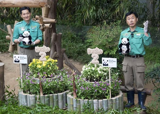 에버랜드 강철원 송영관 주키퍼가 루이바오 후이바오 사원증 인형을 들고 있는 모습 / 사진=삼성물산