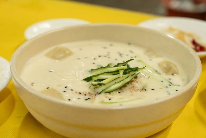 대정오일장 오메기시장에서 맛볼 수 있는 시원한 콩국수 / 사진=제주관광공사