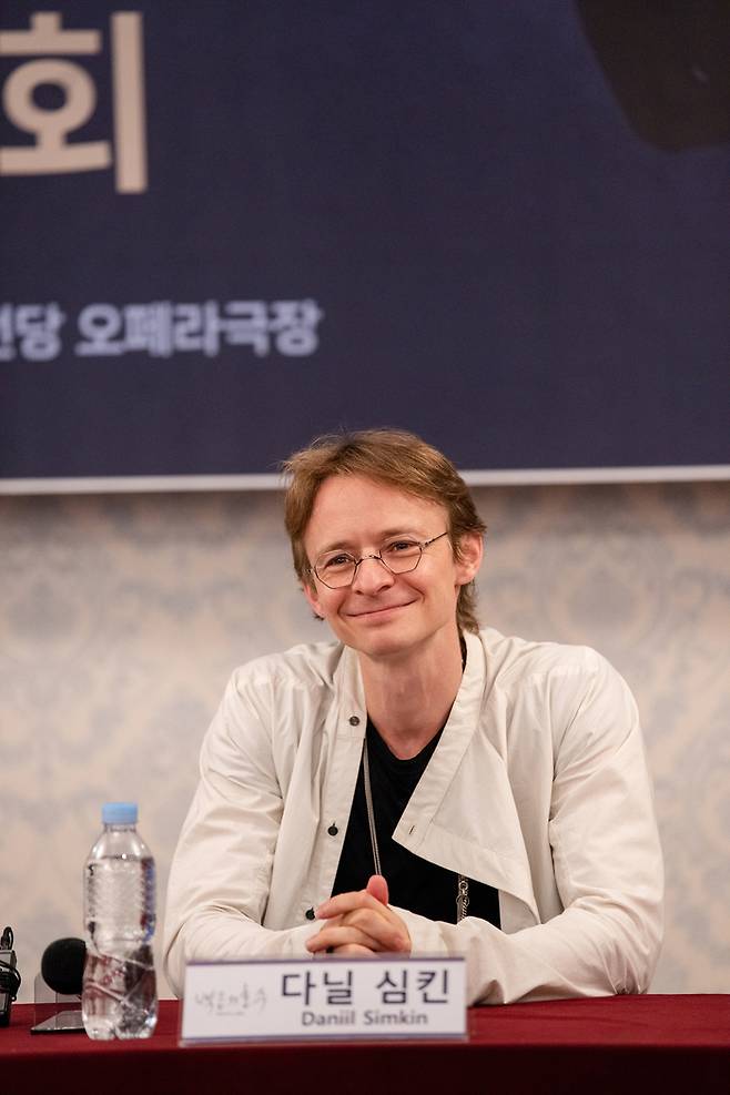 이달 19~27일 서울 예술의전당 오페라극장에서 열리는 ‘백조의 호수’로 국내 첫 전막 공연을 선보이는 스타 발레리노 다닐 심킨. 사진제공=유니버설발레단