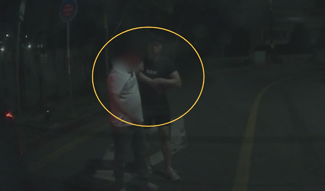 휴무일에 경찰관이 혈중알코올농도 0.3%를 훌쩍 뛰어넘는 만취운전자를 추격해 검거를 도운 사실이 알려졌다. [사진 출처 = 연합뉴스, 대전경찰청 영상 캡처]