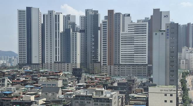 6·27 대출 규제 전 분양권이 활발하게 거래된 이문아이파크자이 전경.  이승환 기자